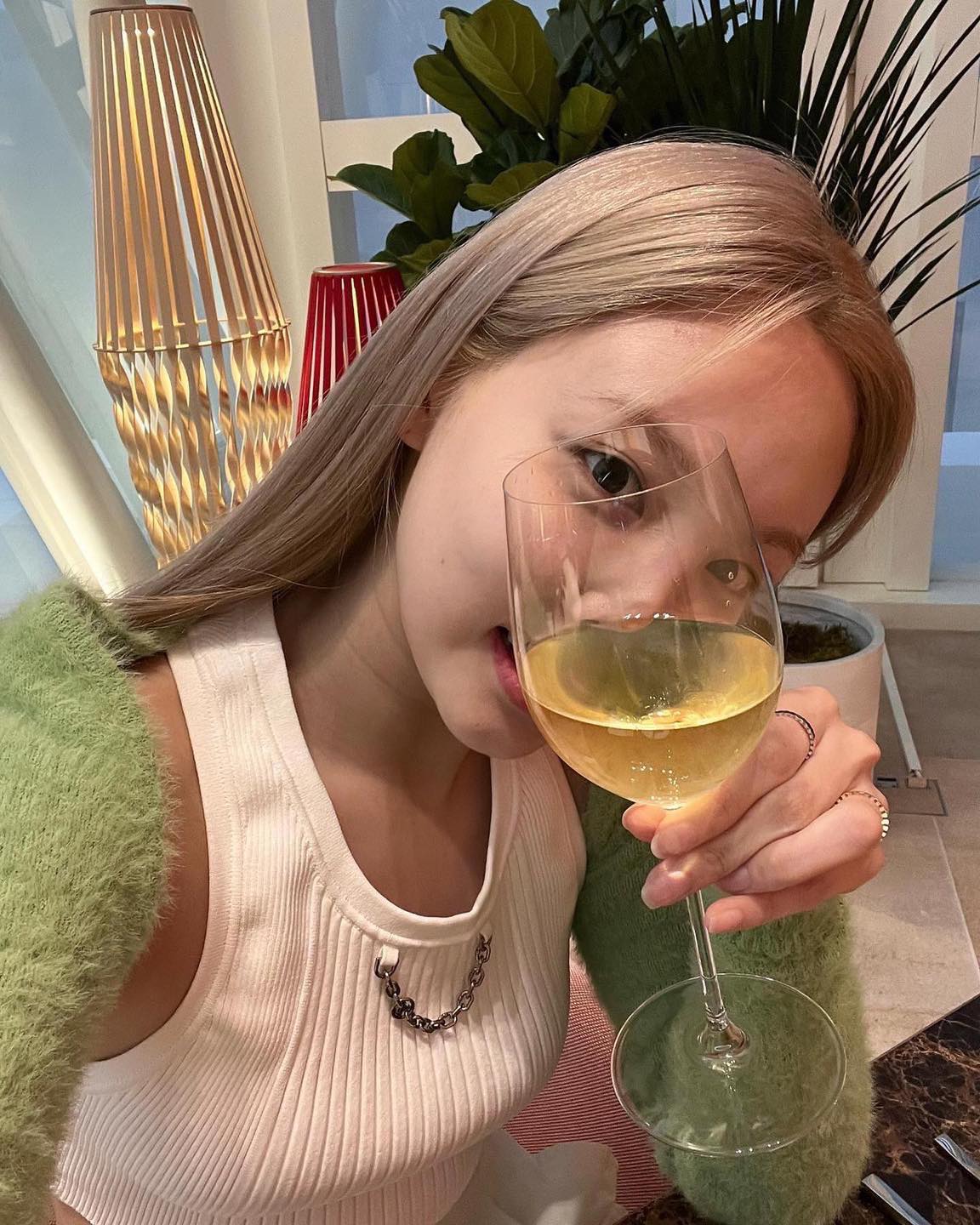 연말에 잔든건 포즈 필수잖아🍷📸 이미지7