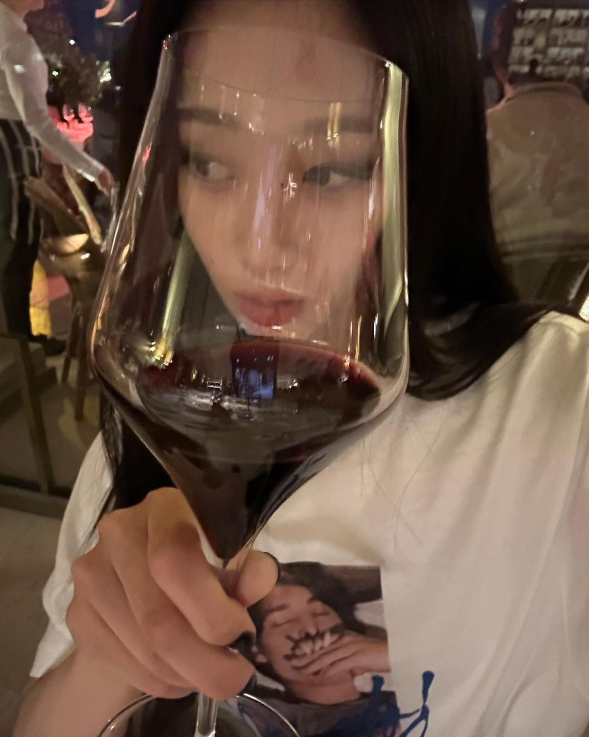 연말에 잔든건 포즈 필수잖아🍷📸 이미지4