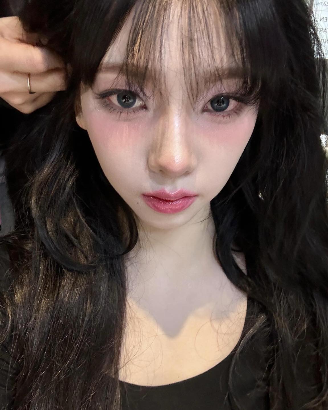 올봄 블러셔 메이크업 트렌드🌸
눈 밑이나 볼 전체에 핑크 블러셔로 화사하고 확실한 포인트🌷 이미지