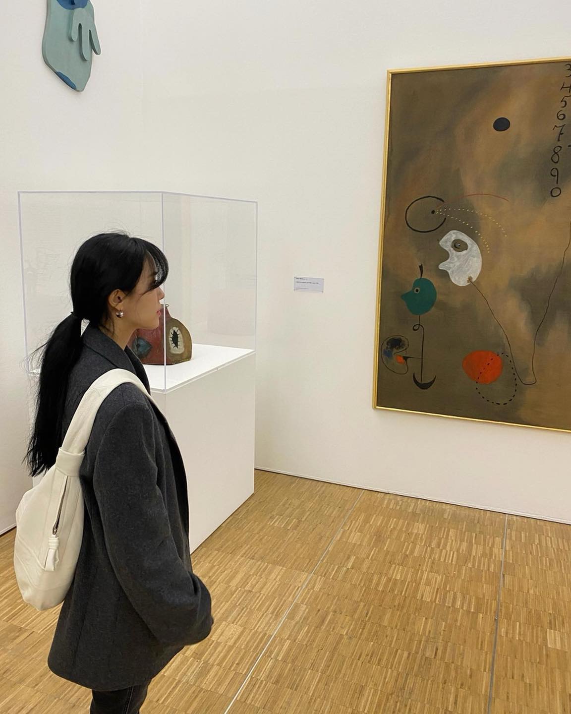 미니멀한 봄 출근룩 이렇게🩶🖤
블레이저에 르메르 범백으로 포인트☑️ 언니들처럼 미니멀 무드해 이미지