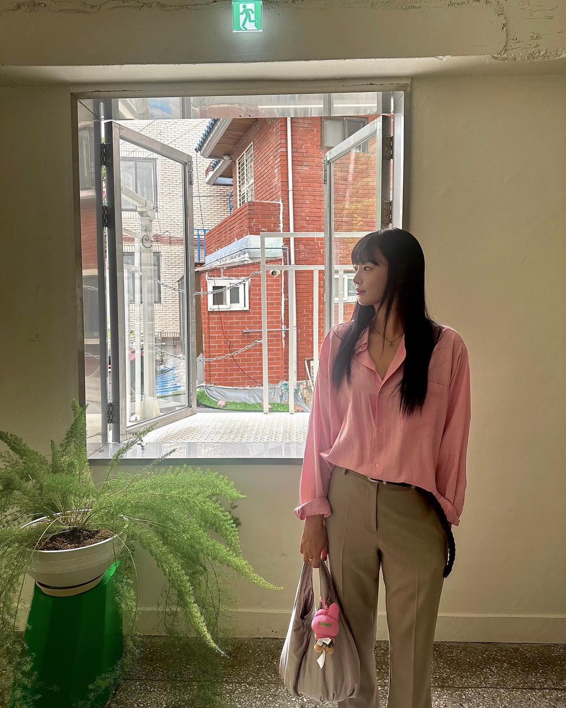 기본으로 깔고 가는 출근룩 조합👩🏻‍💼
셔츠&슬랙스 조합 스타일링🤍 언니들처럼 코디도 다양하게🤗 이미지