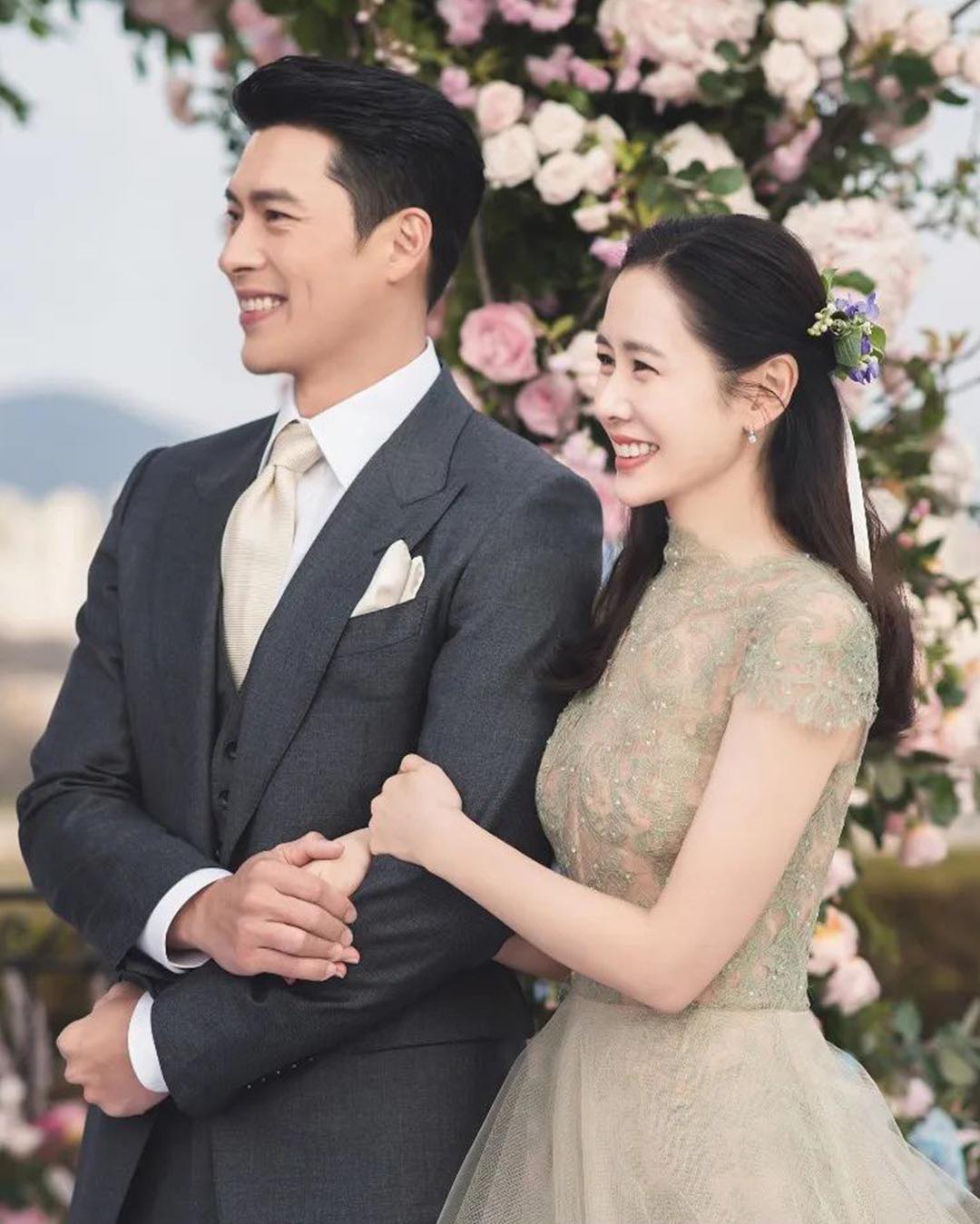 결혼한 지 2년 된 손예진❤️현빈
여전히 사랑 넘치는 선남선녀 부부👩🏻‍❤️‍👨🏻 그림체 비슷한 비주얼 커플 이미지7