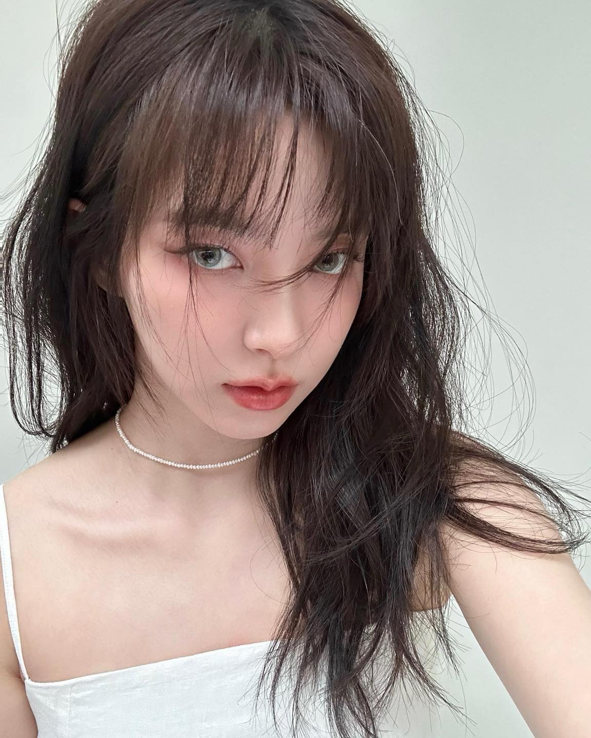회색 렌즈와 찰떡인 핑크립💋🩶
채도 낮은 핑크 톤으로 분위기 더하기🩰 셀럽 메이크업@따라해 이미지